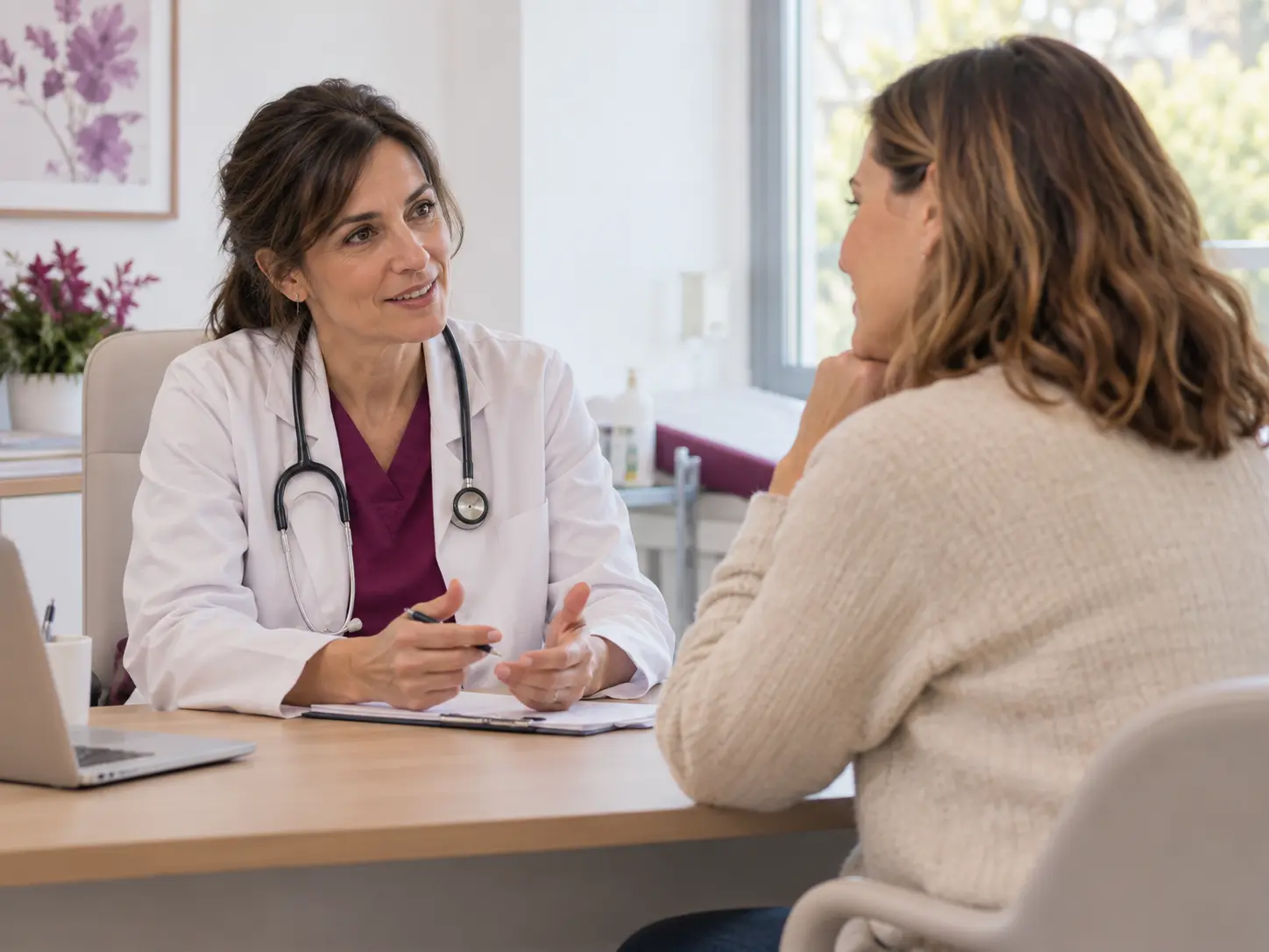 Una profesional médica conversa con una paciente